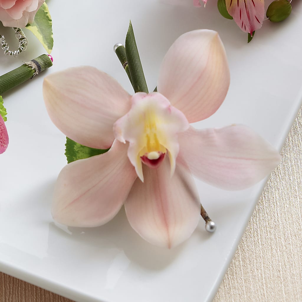 Boutonnière de cymbidium rose